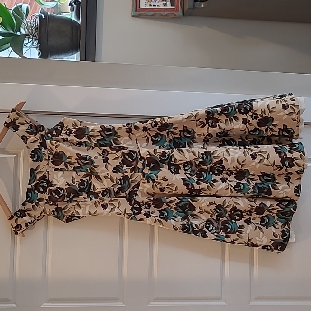 Be Smart dress size 5/6. Like new. Tag is still crisp